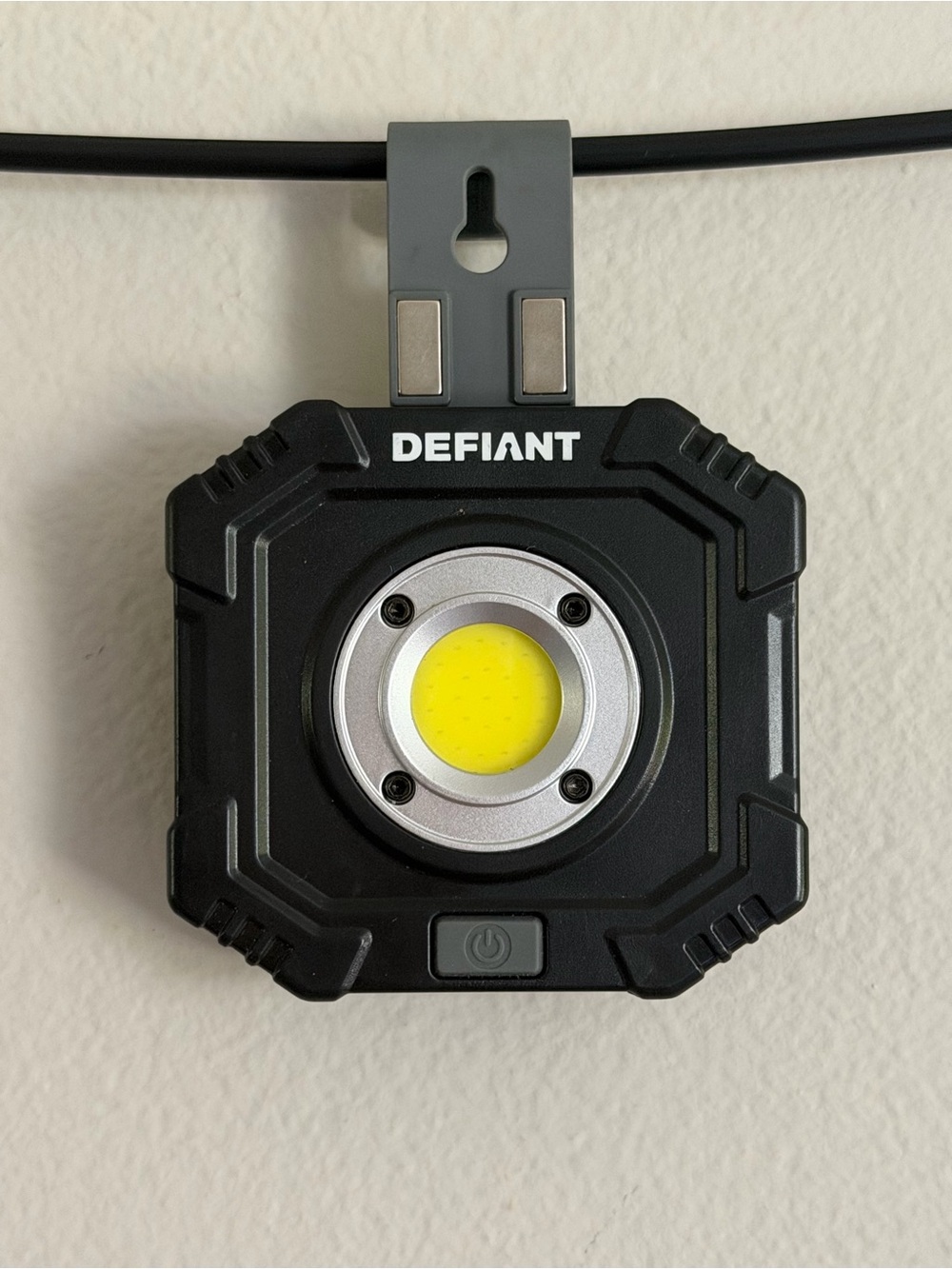 Defiant Battery Operator Compact LED Work Light 500 Lumens